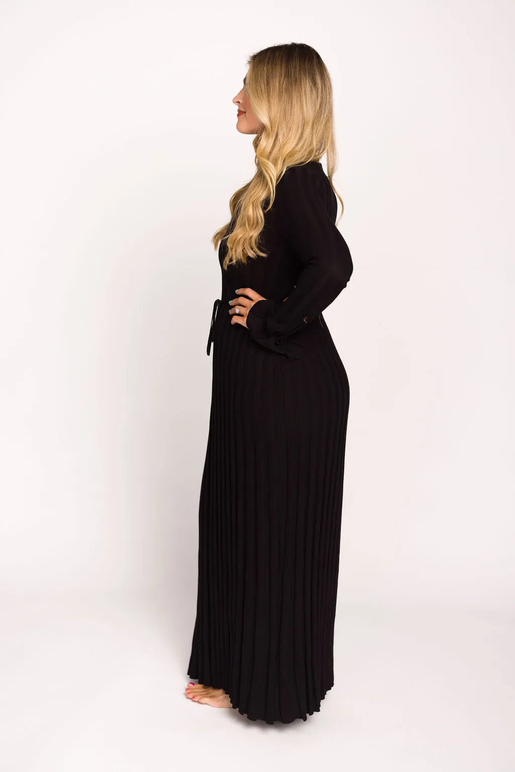 Hadley Long Sleeve V-Neck Knit Maxi Dress in Black